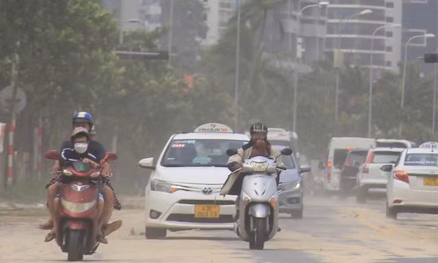 Đường ven biển Đà Nẵng mịt mù bụi cát sau bão số 4
