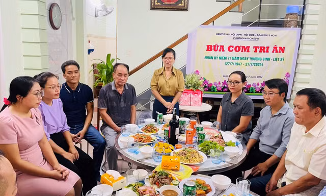 Nấu cơm cho gia đình liệt sĩ