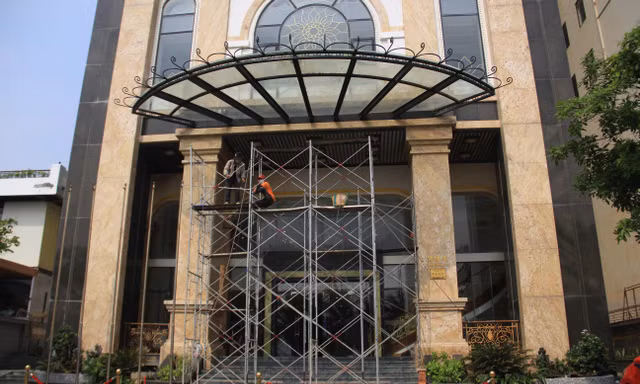 Chờ đón khách đến đông hơn nữa, cơ sở kinh doanh ven biển Đà Nẵng hối hả sửa sang