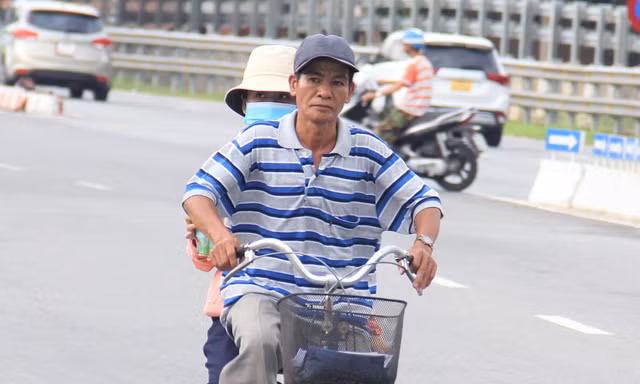 Cha nghèo đạp xe 'cà tàng' chở con đi thi giữa phố Đà Nẵng