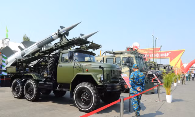 Người dân Đà Nẵng lần đầu tận thấy súng bắn tỉa, xe tên lửa 