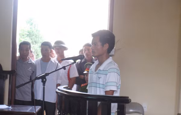 Cáo trạng bị sửa, bị cáo ngất xỉu