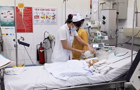 Trẻ đuối nước được cấp cứu tại BV Nhi đồng 1. Ảnh: HÀ PHƯỢNG