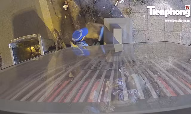 Lộ nguyên nhân nhân viên công ty môi trường lật úp nhiều thùng rác hiện đại