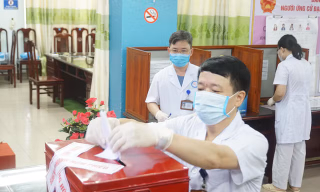 Cử tri là cán bộ tại Bệnh viện dã chiến số 1 tỉnh Bắc Ninh thực hiện quyền công dân