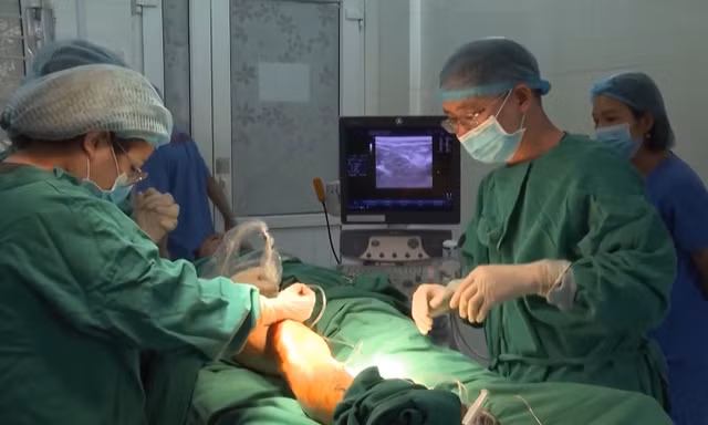 Lào Cai điều động luân phiên cán bộ y tế tuyến trên xuống hỗ trợ, đào tạo tuyến dưới