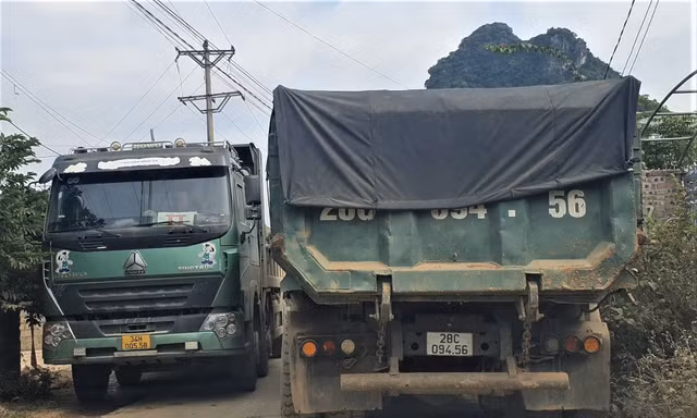 'Binh đoàn' xe hổ vồ rầm rập trên đường làng