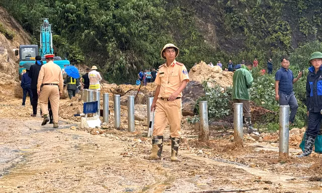 Sạt lở đất đá vùi lấp người đàn ông trên đoạn quốc lộ nối Lào Cai với Lai Châu