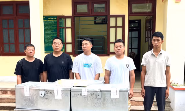 Triệt phá đường dây vận chuyển hơn 2,3 tạ bạc tinh khiết qua biên giới 