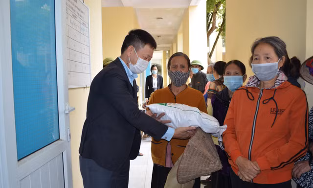 Chia sẻ khó khăn với người nghèo ngoại thành Hà Nội