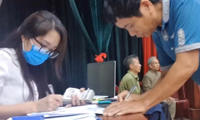 Người thu tiền "chênh" khi làm căn cước công dân tại Hưng Yên là nhân viên bưu điện