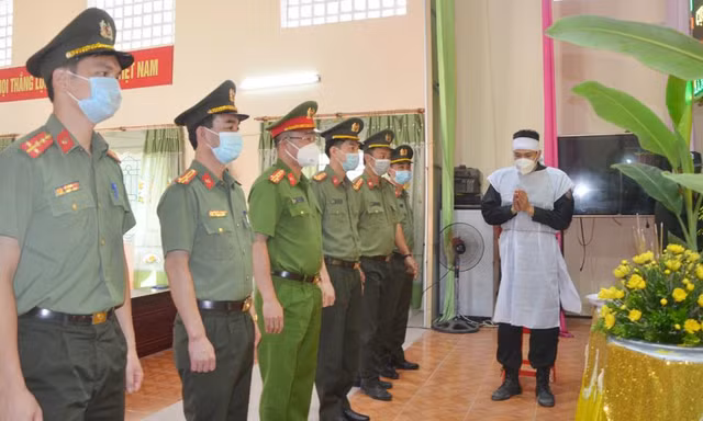 Bà nội và bố cùng mất ở quê, chiến sỹ cảnh sát cơ động chịu tang nơi chống dịch