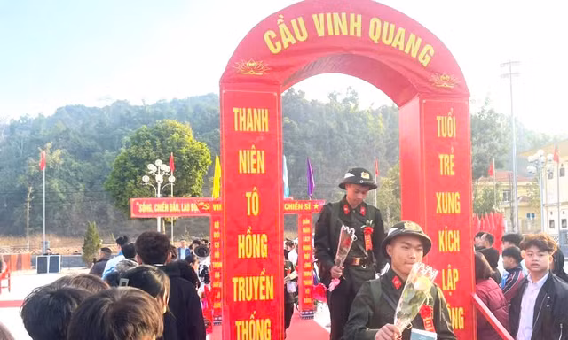 Hơn 2.000 đoàn viên, thanh niên Lai Châu, Điện Biên lên đường nhập ngũ