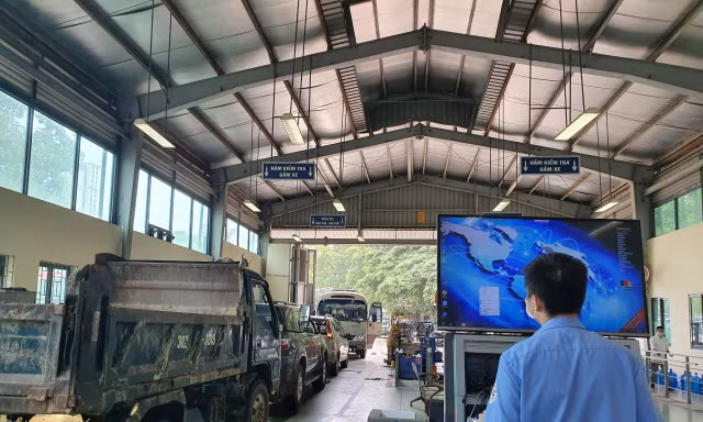 Ôtô xếp hàng dài trên dây chuyền đăng kiểm sau nới lỏng giãn cách xã hội 