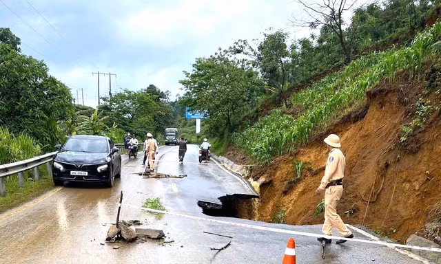 Mưa lớn trong đêm, quốc lộ 4D xuất hiện 'hố tử thần'