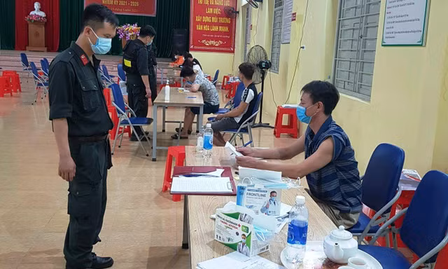 10 người ở Bắc Giang tụ tập xem trận Malaysia - Việt Nam bị xử phạt 