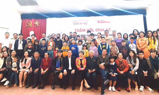 Hình ảnh xúc động tại buổi thăm hỏi học sinh, sinh viên vụ cháy chung cư mini ở Hà Nội