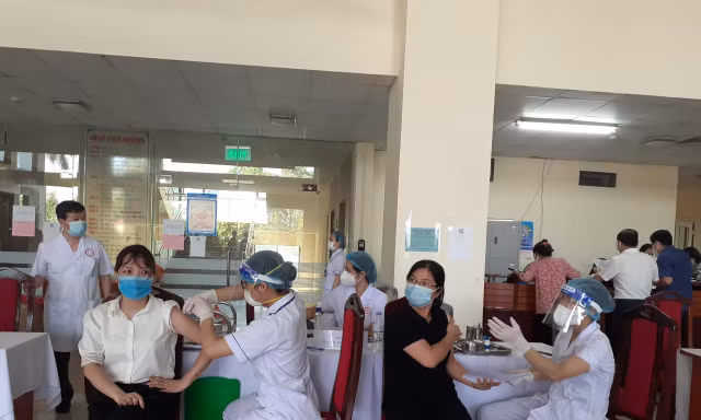 Bắc Giang tiêm vắc-xin cho cán bộ, công chức, viên chức có nguy cơ cao