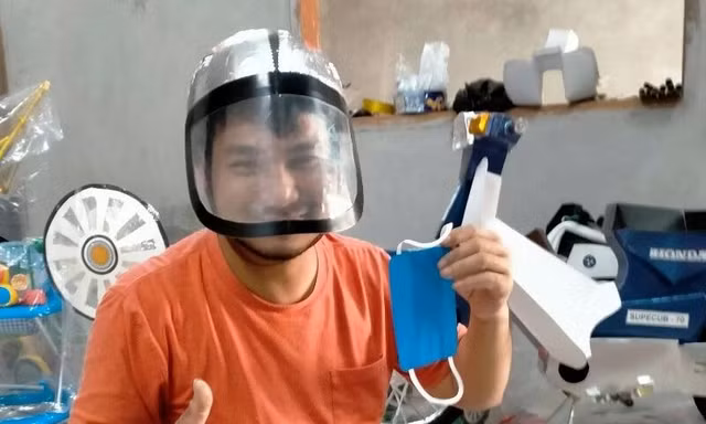 Khẩu trang, vắc xin phòng COVID-19 bằng vàng mã đi vào lễ cúng rằm tháng 7 