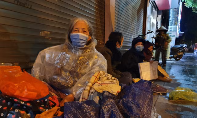 Người cơ nhỡ co ro trong giá rét 8 độ C ở Hà Nội