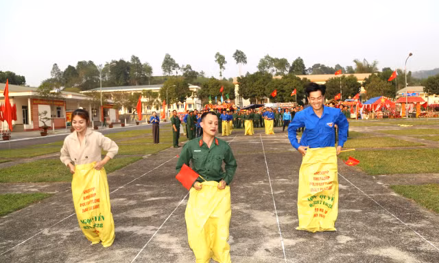 Chiến sĩ trẻ Lào Cai mở hội trại, mừng sinh nhật Đoàn