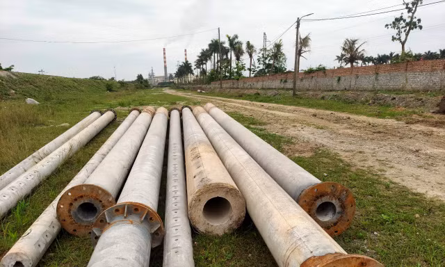 Vụ hàng loạt cột điện vừa trồng phải nhổ lên: Dự án không có chi phí giải phóng mặt bằng