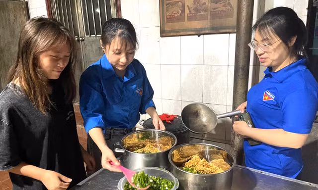 Sát cánh cùng sĩ tử nuôi giấc mơ vào đại học