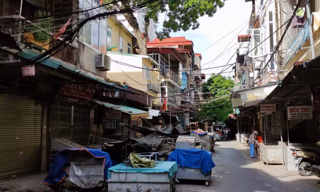Ngắm cảnh khác lạ của chợ Trời Hà Nội giữa những ngày giãn cách xã hội