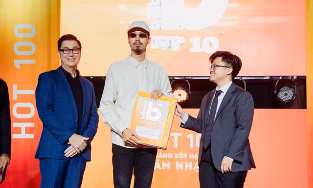 Đen Vâu "mang giải về cho mẹ", cùng lúc ẵm tận 4 giải thưởng Top 10 BXH Billboard Vietnam