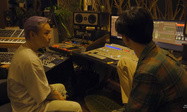 Dù MV mộc mạc, "Cho Mình Em" của Binz và Đen Vâu vẫn chiếm lĩnh Top 1 Trending YouTube