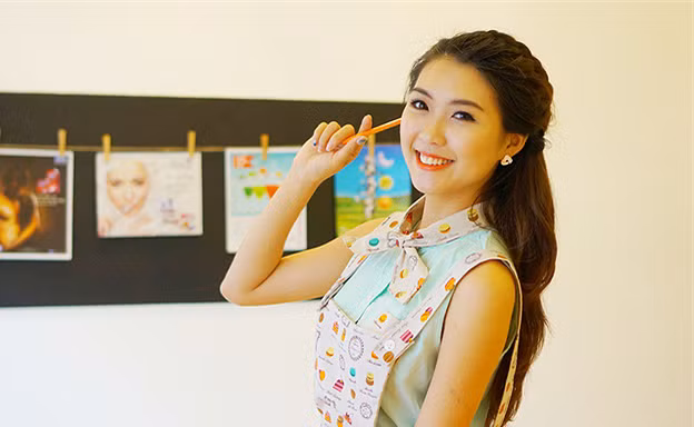 Nữ sinh Học viện Hàng không khoe nụ cười rạng rỡ