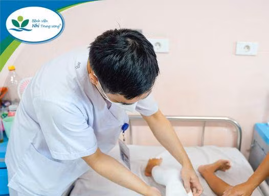 Bé gái đột ngột sưng đùi rồi liệt và teo luôn chân, bác sĩ cảnh báo căn bệnh cực kỳ nguy hiểm