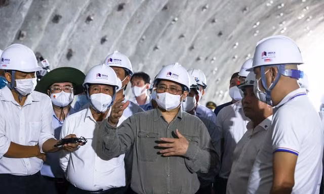 Thủ tướng động viên đội ngũ cán bộ, công nhân đang thi công trên các hầm thuộc tuyến cao tốc Bắc - Nam phía Đông - Ảnh: VGP/Nhật Bắc