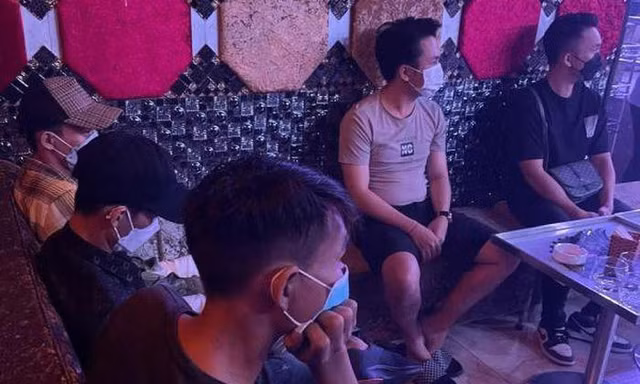 Công an quận Tân Phú tiến hành test nhanh đối với "dân bay" trong bar Paradise 89 Club.