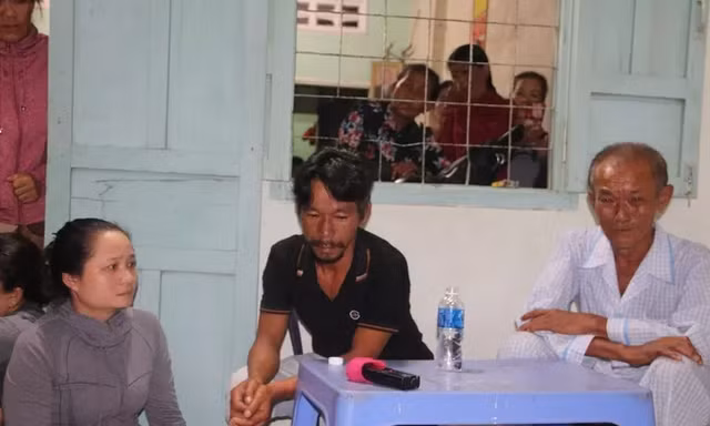 Xóm biển đẫm nước mắt đón 4 ngư dân sống sót trong vụ đắm tàu