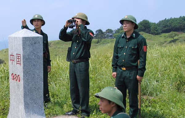 Chiến sĩ trẻ Đồn Biên phòng 73 tại cột mốc 980. Ảnh: N.L