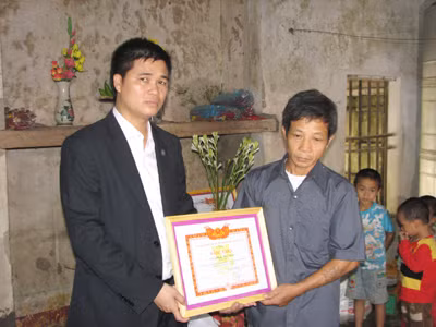 Truy tặng Bằng khen cho thanh niên dũng cảm bắt cướp