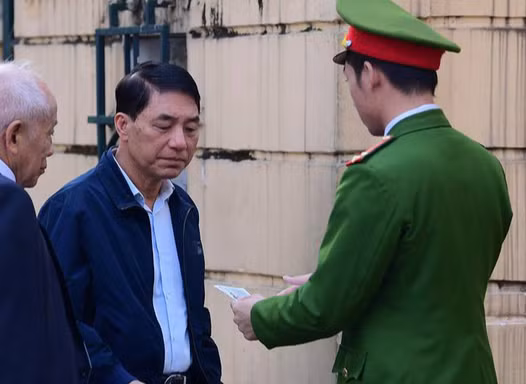 Cựu Thứ trưởng Bộ Công an Trần Việt Tân (giữa) đã thi hành án xong, không thuộc diện phạm nhân đặc xá lần này.