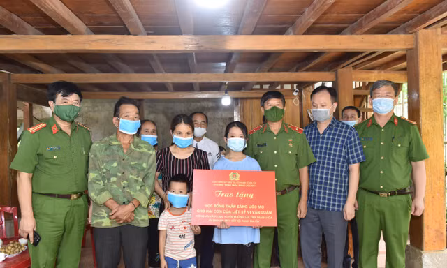 Cục CSĐT tội phạm về ma túy trao học bổng "Thắp sáng ước mơ" cho hai con của trung tá Vi Văn Luân