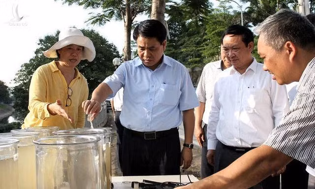 Bị can Nguyễn Đức Chung (giữa)