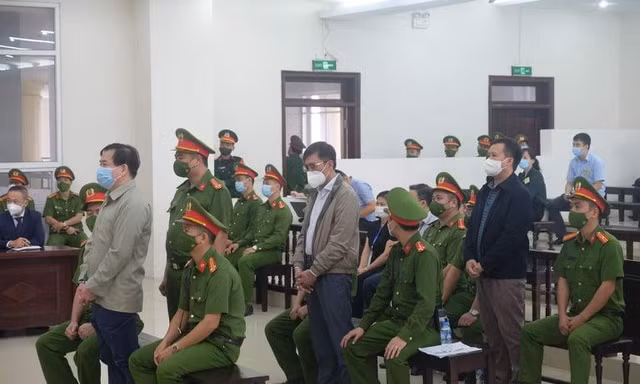 Bị cáo Phan Văn Anh Vũ và Nguyễn Duy Linh (áo ghi, đeo kính) tại toà. Ảnh: N.L