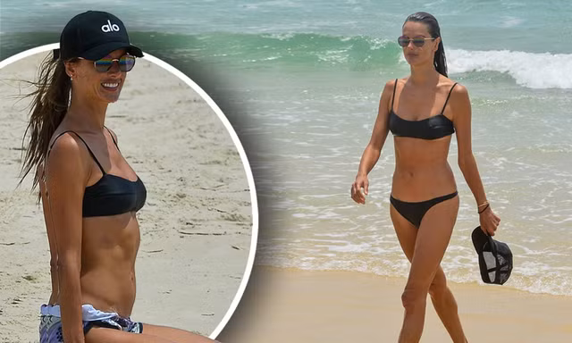 Alessandra Ambrosio đẹp như tạc tượng với bikini ở biển 