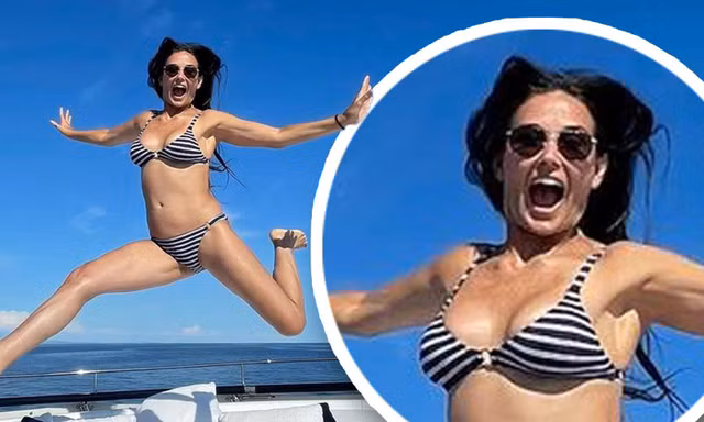 Minh tinh Demi Moore tung ảnh bikini ở tuổi U60 gây 'bão' mạng