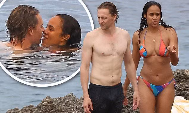 Chàng 'Loki' Tom Hiddleston âu yếm bạn gái nóng bỏng ở biển
