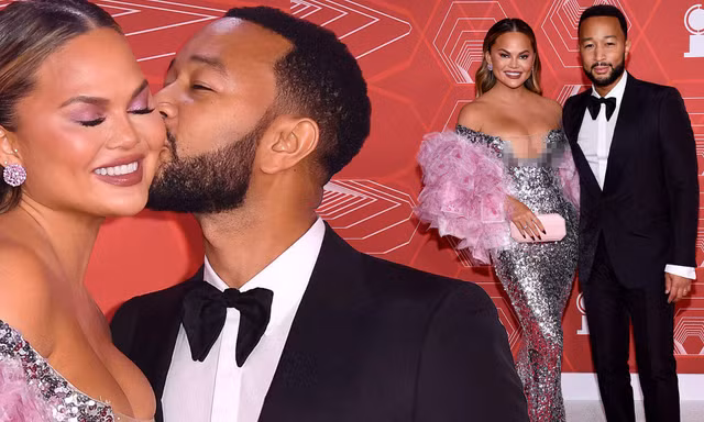 Người mẫu Chrissy Teigen mặc xẻ sâu lộ gần trọn vòng một trên thảm đỏ