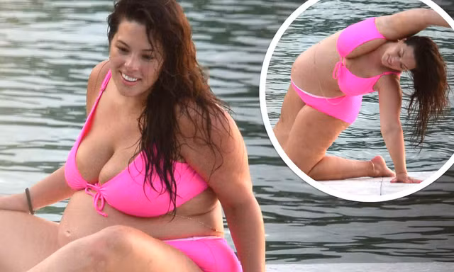 Mẫu ngoại cỡ Ashley Graham bụng bầu 'vượt mặt' vẫn tập yoga với bikini nóng 'bỏng mắt'