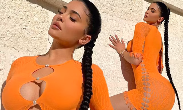 Tỷ phú Kylie Jenner khoe body 'bốc lửa' với áo xẻ ngực, 'check-in' ở villa có giá 32.500 USD/đêm