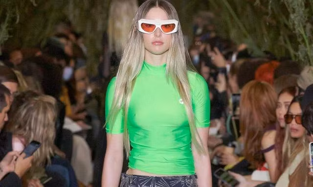 Con gái của cố CEO Apple Steve Jobs lần đầu catwalk
