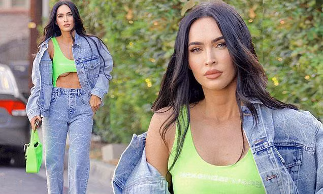 Megan Fox phanh áo, khoe chân ngực đầy 'bỏng mắt'