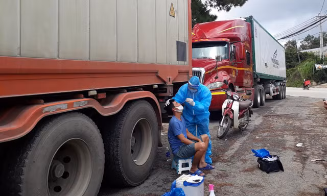 2 xe container chở nông sản Trung Quốc đến Đà Lạt